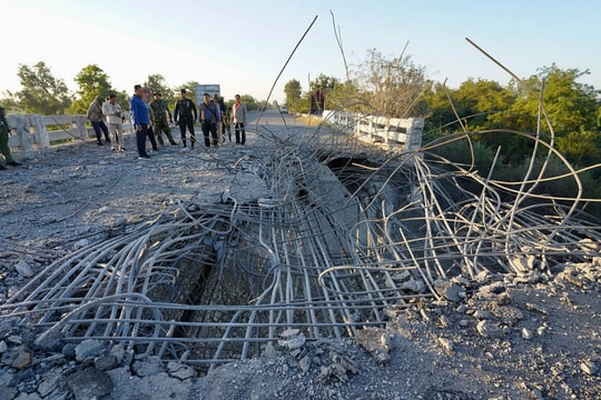 Campuchia cáo buộc F-16 Thái Lan phá hủy cầu huyết mạch