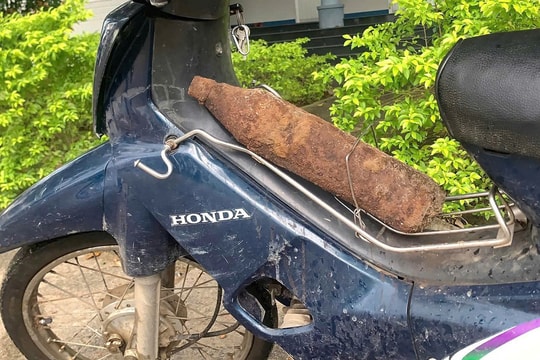 Chở vật nghi là đạn pháo đến công an giao nộp