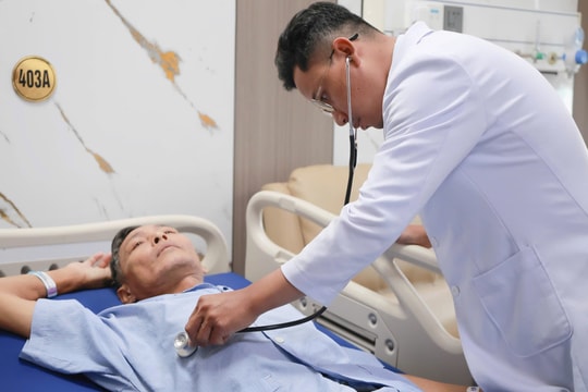 Hai ống thông nằm trong cơ thể người đàn ông suốt 10 năm