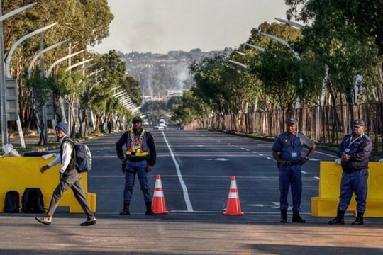 Xả súng ở Nam Phi, 20 người thương vong