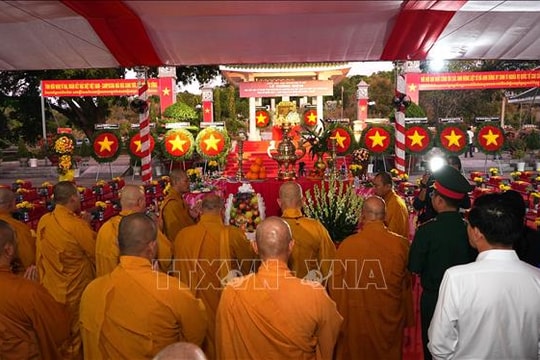 Tri ân, tưởng nhớ các anh hùng liệt sĩ tại Nghĩa trang liệt sĩ Vĩnh Hưng - Tân Hưng