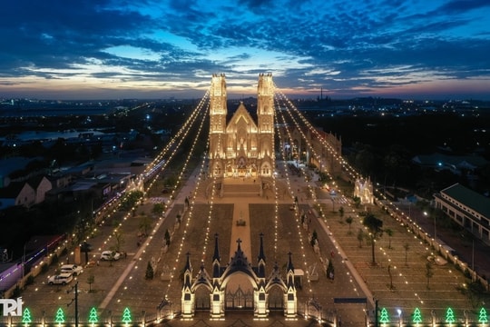 Ngắm nhà thờ kiến trúc châu Âu rực sáng mùa Giáng sinh ở TPHCM