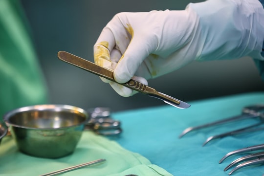 Bé 11 tuổi bí tiểu vì dị tật 'màng trinh không thủng'