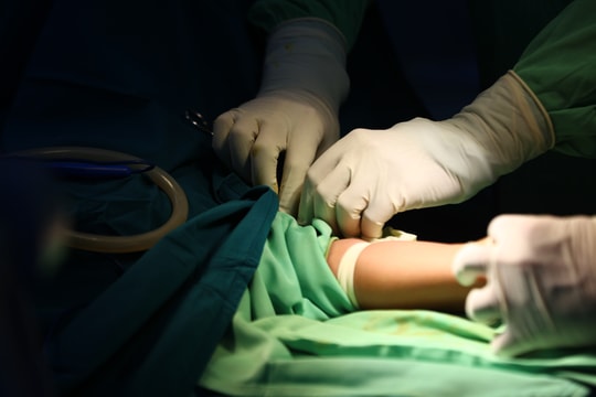 Vi khuẩn theo kim xăm mình tấn công van tim chàng trai