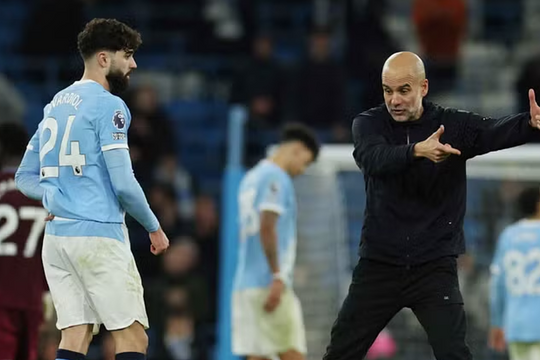 Guardiola bức xúc dù Man City đại thắng