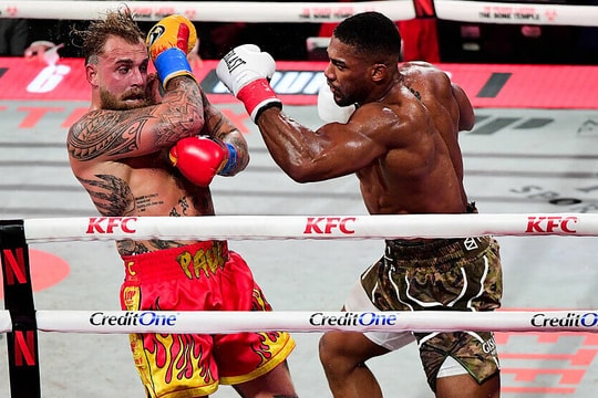Anthony Joshua đấm vỡ hàm YouTuber Jake Paul trong trận so găng kỳ quặc