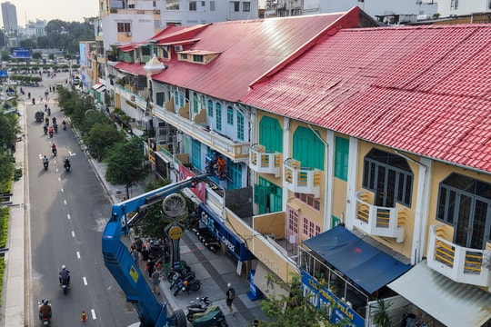 Trang hoàng dãy nhà cổ gần chợ Bến Thành để đón Tết
