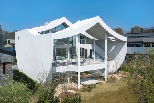 Biệt thự bên hồ với mái cong xếp lớp như tác phẩm điêu khắc