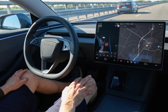 Tesla phải dừng bán và sản xuất xe vì quảng cáo sai sự thật