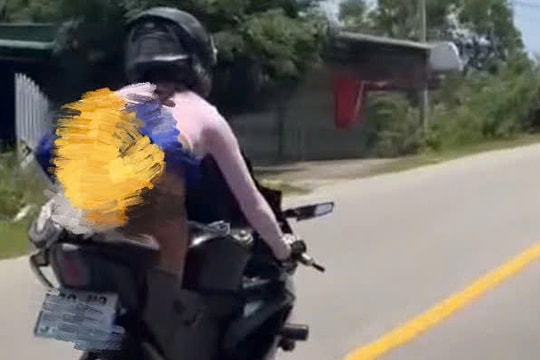 Nữ du khách bị điều tra vì 'quỳ gối, nằm trên yên' khi chạy môtô