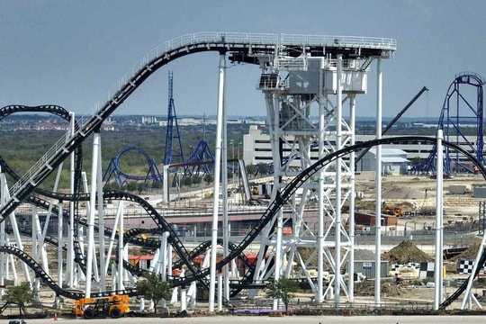 Tàu lượn gặp sự cố, khách bị treo lơ lửng 30 phút