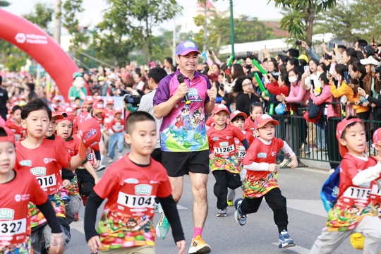 Xuân Bắc 'chào thua' khi chạy cùng Trường Giang tại Kun Marathon Hải Phòng