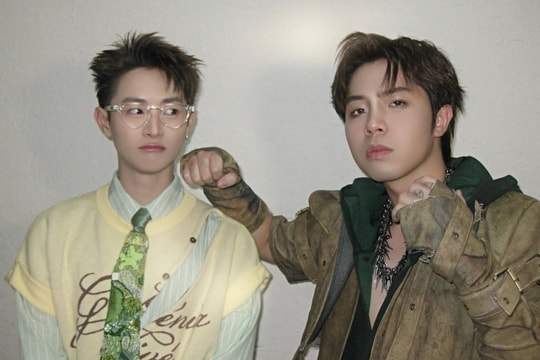 Hai nam ca sĩ gây bàn tán