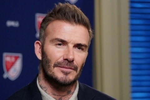 Vợ chồng David Beckham hủy theo dõi con trai
