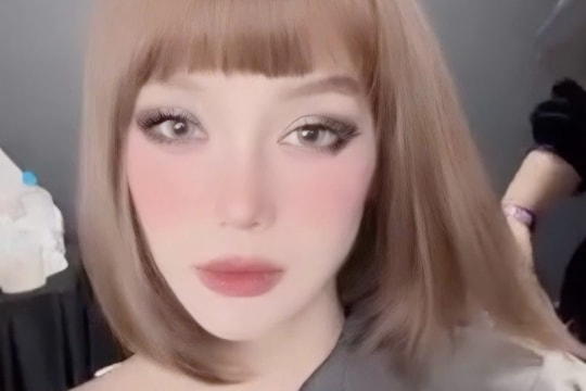 Minh Hằng lạ lẫm