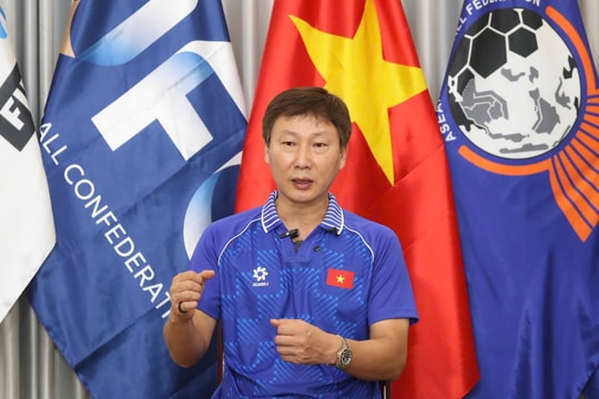 HLV Kim Sang-sik 'rất hạnh phúc', chưa nói chuyện hợp đồng với VFF