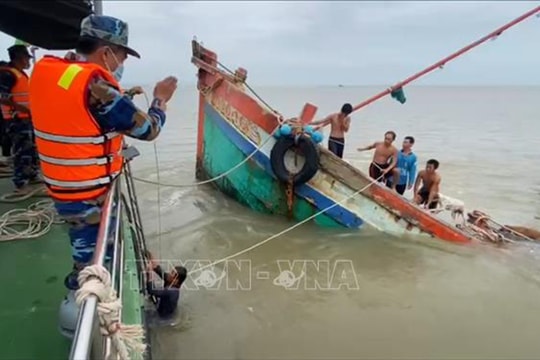 Thời tiết ngày 22/12: Mưa lớn tại Trung Trung Bộ, gió Đông Bắc mạnh gây biển động dữ dội