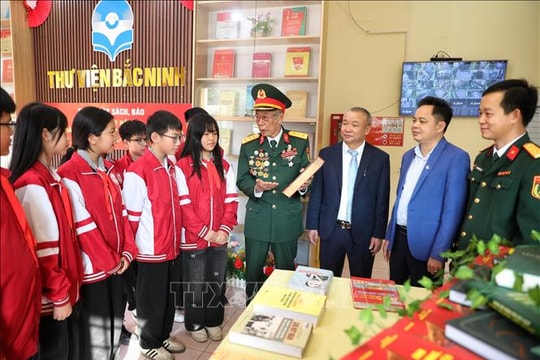 Trưng bày 1.000 tư liệu ca ngợi truyền thống hào hùng của Quân đội nhân dân Việt Nam