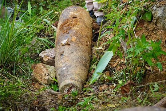 Phát hiện quả bom nặng khoảng 500kg ven sông Hẹ (Phú Thọ)