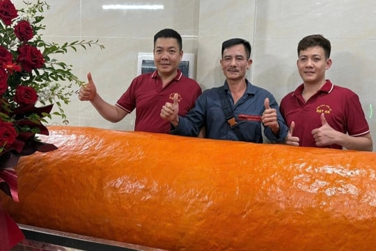 Cả làng làm chả quế khổng lồ 120kg, đãi khách Thủ đô thưởng thức