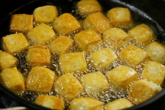 Vì sao mỡ lợn xào nấu ngon hơn dầu ăn?