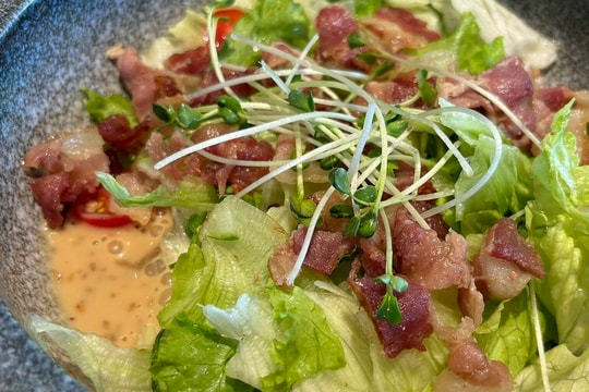 Vì sao đầy hơi sau khi ăn salad?
