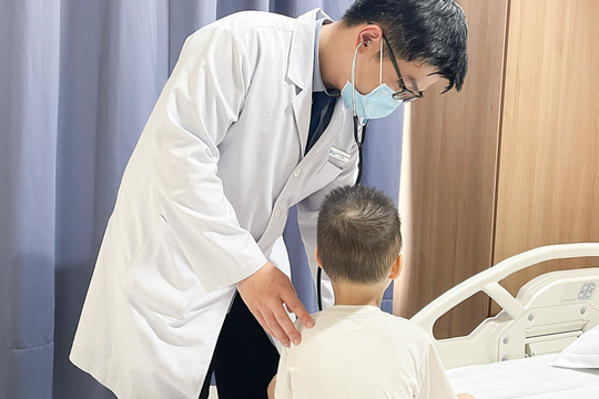 Vi khuẩn kháng thuốc tấn công thùy phổi bé trai