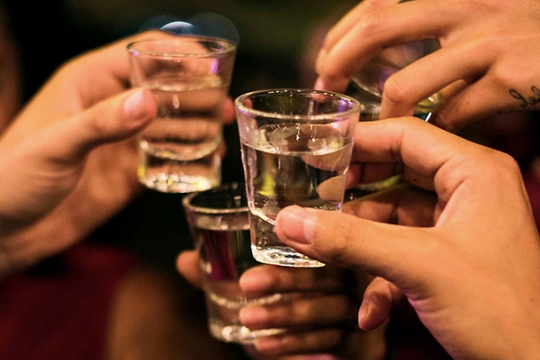 Một người tử vong, nhiều người nhập viện nghi ngộ độc rượu