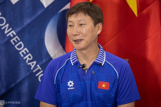HLV Kim Sang-sik: 'Gia đình tôi cũng tắt tivi sau khi Việt Nam bị dẫn 0-2'