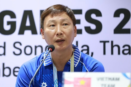 HLV Kim Sang-sik họp báo về SEA Games 33