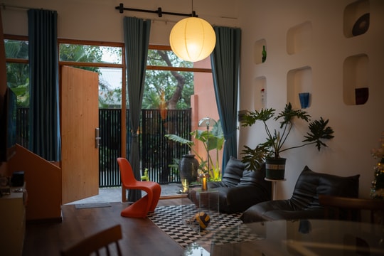 Nhà phố 80 m2 dùng màu cam điều tiết nhịp điệu thị giác