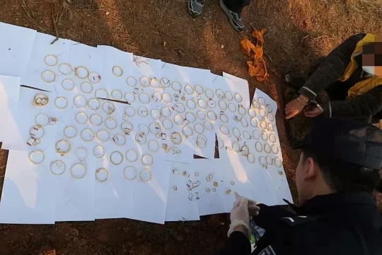 Trộm 1,7 kg vàng đem giấu ở mộ tổ tiên