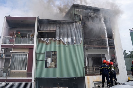14 xe chữa cháy dập lửa căn nhà trong hẻm suốt 2 giờ