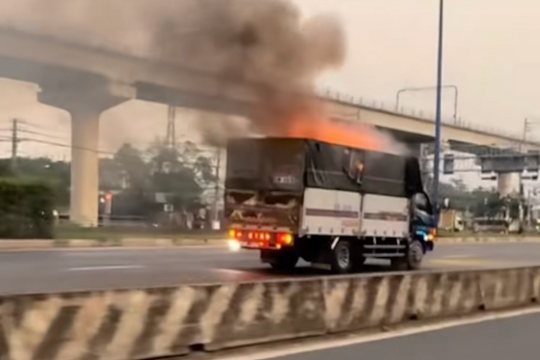 Lái xe chở pin đang bốc cháy chạy 3 km đến trụ sở cứu hỏa