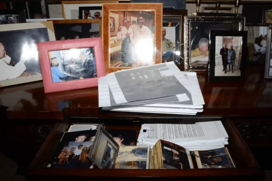 Bộ Tư pháp Mỹ đăng lại ảnh có mặt ông Trump trong hồ sơ Epstein