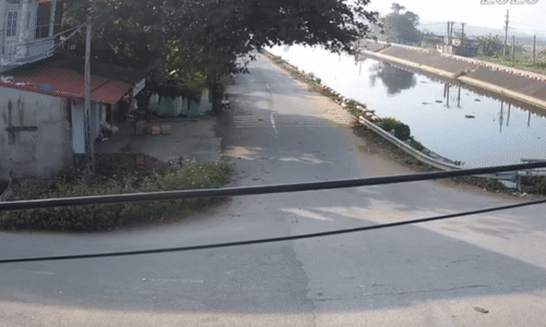 Xe bồn ủi bay xe con giữa ngã tư