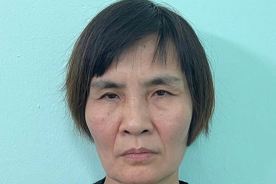 Người phụ nữ trộm đồ giữa phố, ép nữ sinh quỳ xin trả lại