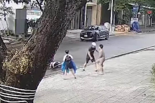 3 bé trai bị chặn đường đánh tới tấp