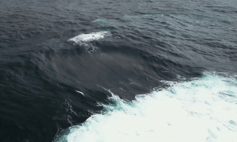 Cột nước phun bất thường giữa biển do sóng va chạm