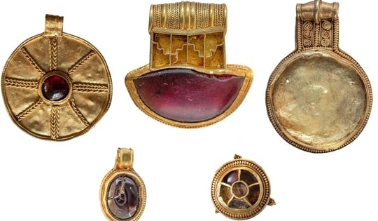 Dò kim loại, 2 người dân đào được kho báu chứa vàng, ngọc hồng lựu