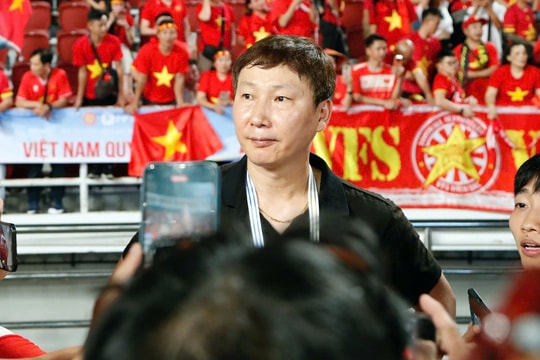 VFF 'tự động' gia hạn hợp đồng với HLV Kim Sang-sik đến hết Asian Cup 2027