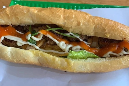 Xôn xao nhân viên bỏ đồ ăn trong miệng vào bánh mỳ của khách ở Ninh Bình