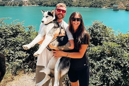 Chàng trai Anh tìm thấy tình yêu trên đường đi bộ đến Việt Nam