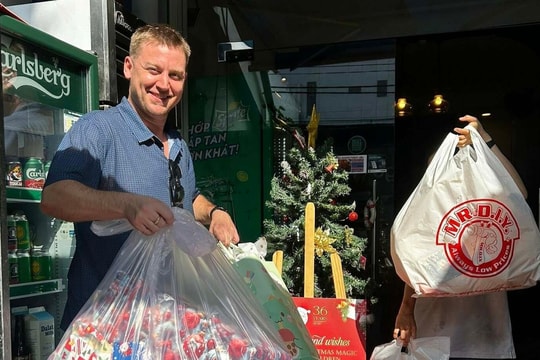 Khách Tây làm 'ông già Noel' cho trẻ em Việt
