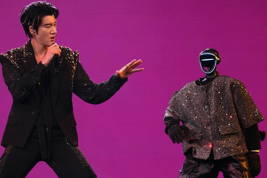 Màn robot nhào lộn ở show Vương Lực Hoành gây sốt