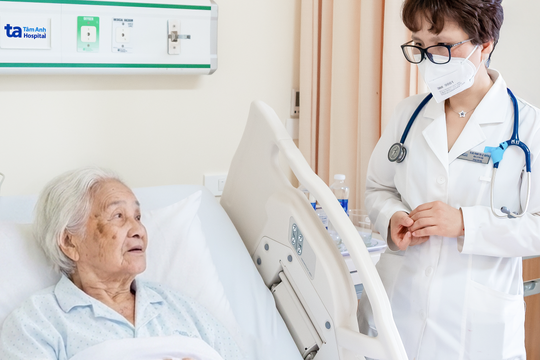 Phổi cụ bà đông đặc dịch viêm gây suy hô hấp cấp