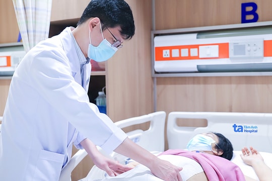 Ung thư trực tràng di căn khiến buồng trứng to gấp 15 lần