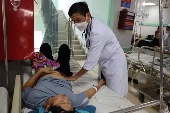 Số người ngộ độc sau ăn bánh mì ở TP HCM lên hơn 100