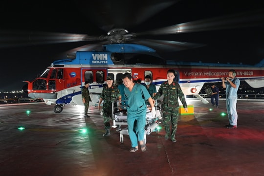 Trực thăng bay thấp 14 giờ, đưa 2 người nguy kịch từ Trường Sa về đất liền