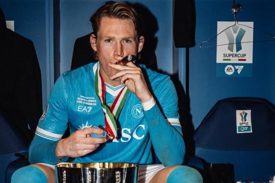 McTominay làm dáng kiểu 'ông trùm' mừng danh hiệu thứ hai cùng Napoli